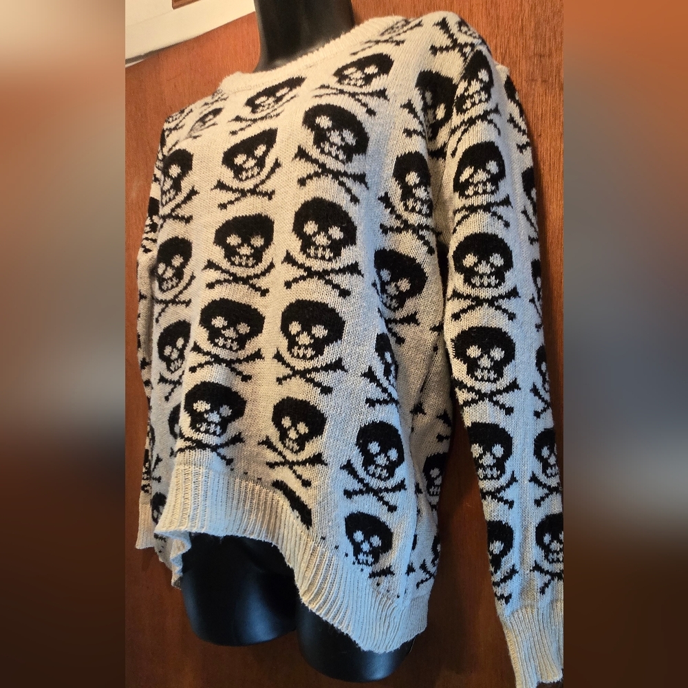 HOST PICK! 🎉🎊Skull Cashmere Black & White Skull Sweater SzM - Picture 4 of 7